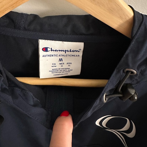 NWOT Champion Quinnipiac University Pack n Go Jacket in Navy, size: M - Picture 3 of 3